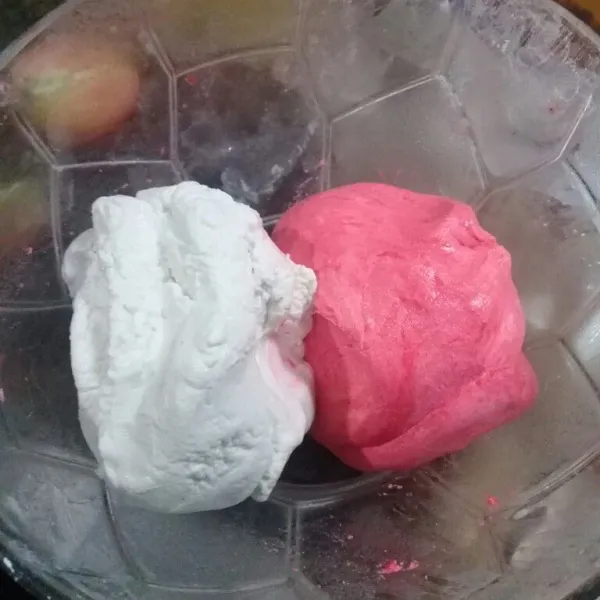 bagi adonan jadi dua yang satu biarkan putih dan yang satu beri pewarna merah.
