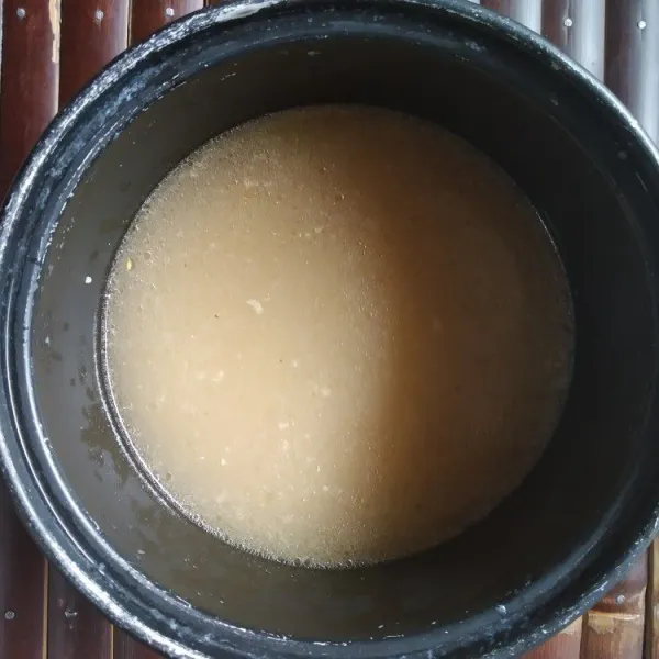 Masukan beras ke dalam panci rice cooker, tambahkan air kaldu ayam sesuai dengan jumlah air ketika menanak nasi (tinggi 1 ruas jari). Masak nasi hingga matang