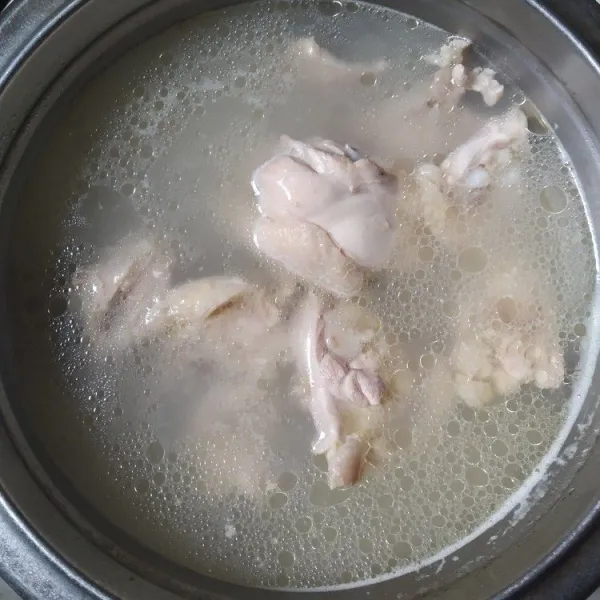 Rebus ayam dalam air mendidih hingga matang, sisihkan, air kaldu digunakan untuk membuat nasi hainan