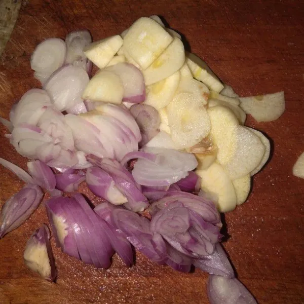 Iris tipis bawang merah dan bawang putih.