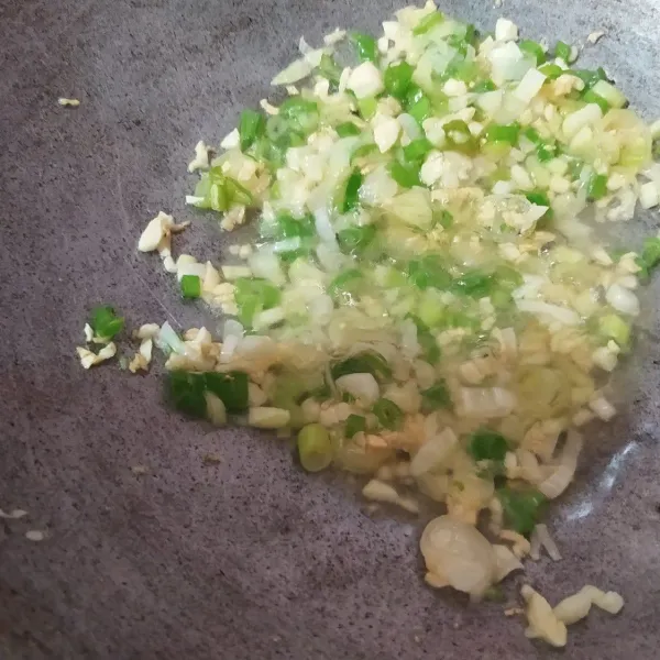 Tumis bawang putih hingga harum, lalu masukkan daun pre, dimasak. sampai layu.