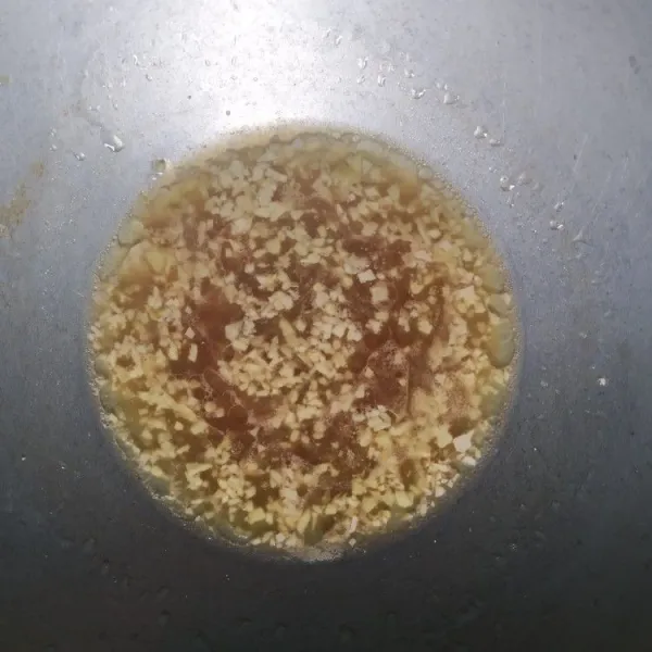 Untuk saus siramnya, tumis bawang putih dan jahe hingga harum, tambahkan sedikit air, bumbui dengan minyak wijen, kecap asin, dan saus tiram, lalu koreksi rasa