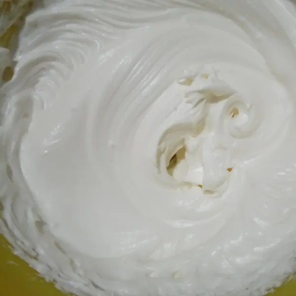 Mixer whipping cream dengan air es hingga kental
