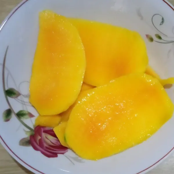 Potong-potong mangga, sisakan sedikit untuk topping