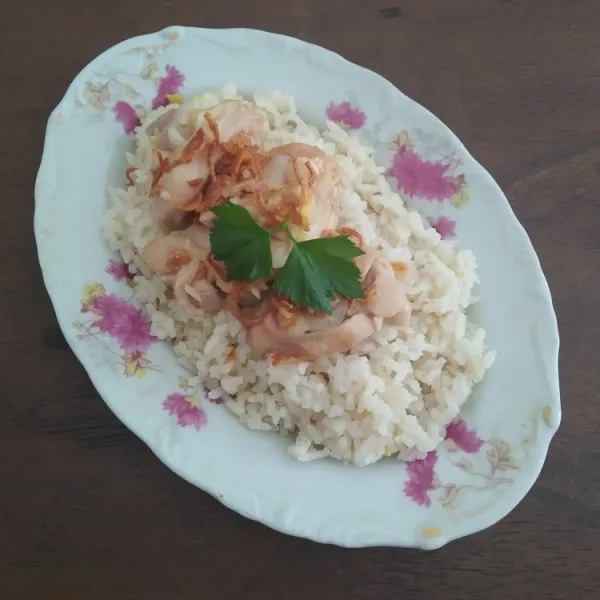Ambil nasi hainan secukupnya, taruh ayam rebus diatas nasi, siram dengan saus bawang putih, taburi dengan bawang merah goreng