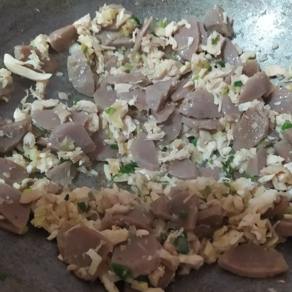 Masukkan ayam rebus dan bakso. (jika menggunakan ayam mentah, masukkan terlebih dahulu dan tunggu sampai ayam berubah warna baru dimasukkan baksonya)
