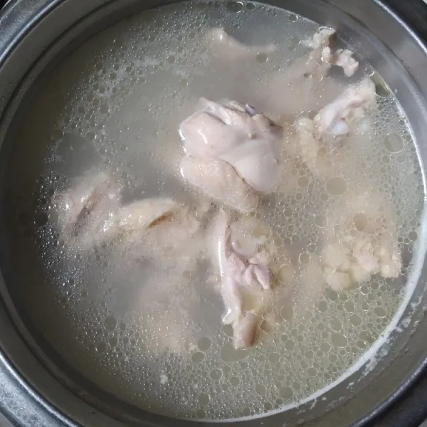 Rebus ayam hingga matang, air kaldu dipakai untuk membuat nasi hainan.
