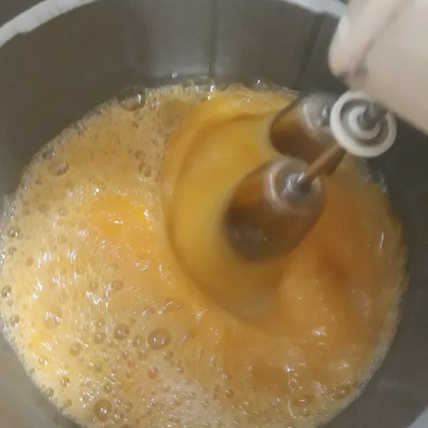 Mixer telur, sp, vanili  dan gula pasir sampai kental.