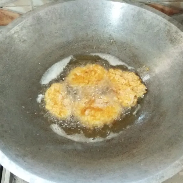 Panaskan minyak goreng. Goreng adonan mie yang sudah dibalur dengan tepung panir. Goreng hingga matang atau hingga berwarna kuning keemasan. Angkat, tiriskan. Siap dihidangkan.