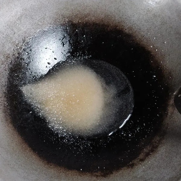 Untuk Salut Gula: masukkan gula pasir dan air bersih. Masak hingga gula larut, mendidih dan berbuih.
