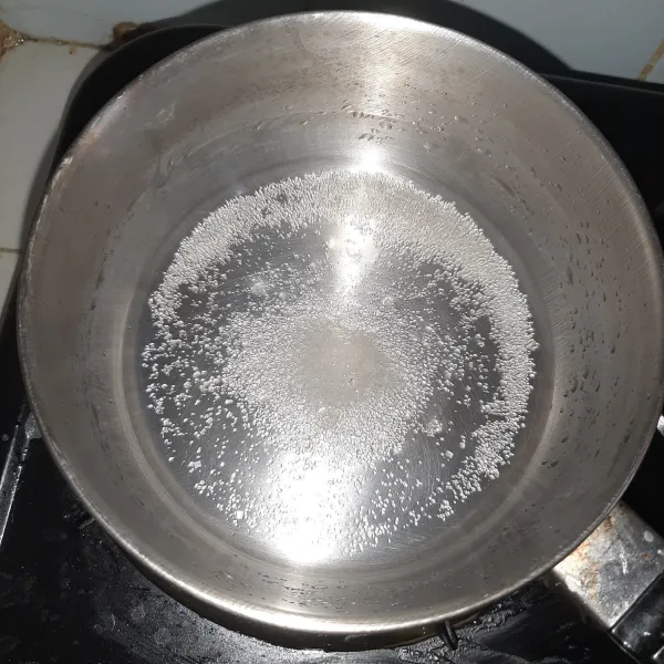 Sisa airnya digunakan untuk melarutkan gula dengan api kecil. Tidak harus sampai mendidih yang penting larut dan hangat.