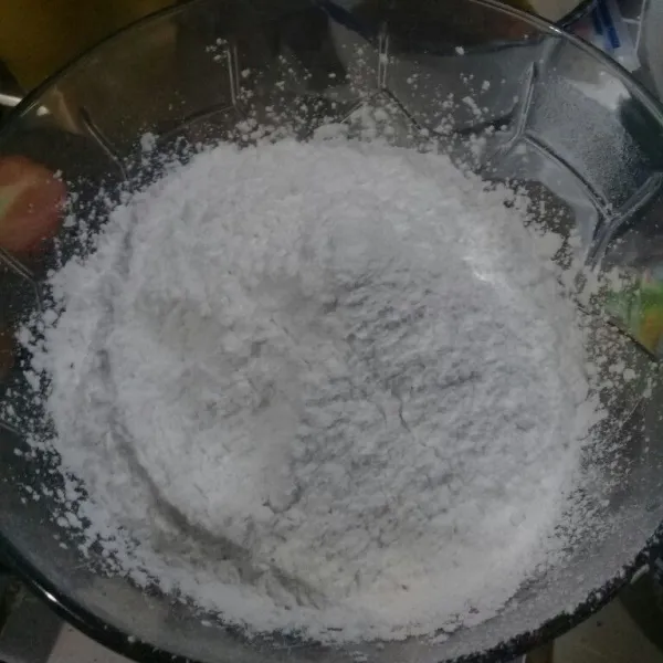 masukan kedalam wadah tepung ketan, tepung beras, dan garam.