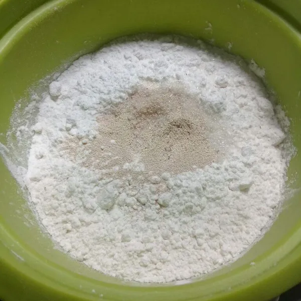 Campur rata tepung terigu, ragi, dan gula pasir. Aduk rata.