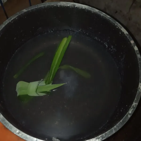 Siapkan pan masukan  air dan daun pandan masak sampai mendidih