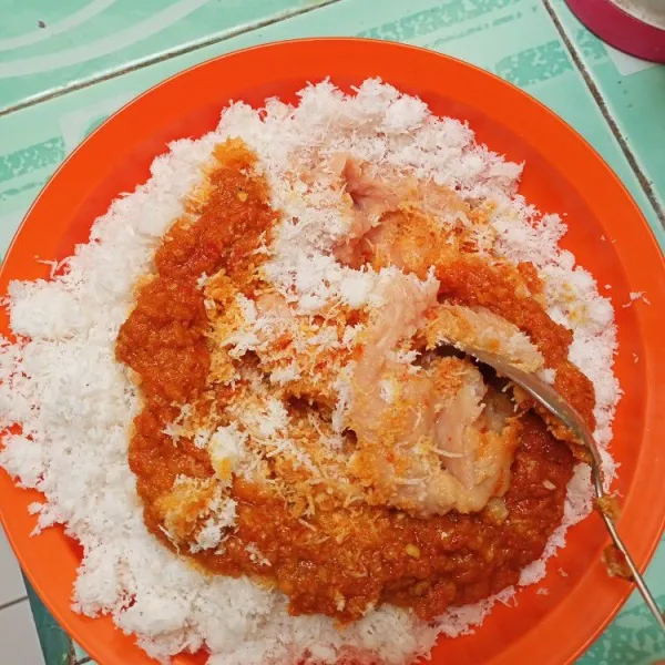 Masukkan ayam dan bumbu yang sudah ditumis dalam kelapa parut. Aduk rata tambahkan bubuk penyedap bila di rasa kurang. Tes rasa.