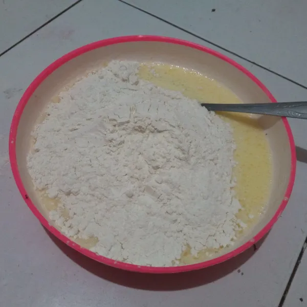Masukkan tepung terigu dan tepung tapioka. Aduk-aduk kembali hingga semua bahan tercampur merata (adonan tidak bergerindil).