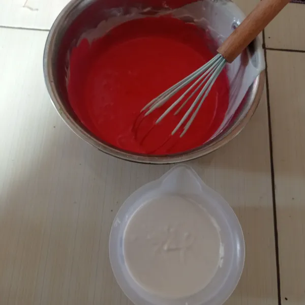 Bagi adonan menjadi 2 bagian, 1 bagian beri pewarna merah, kemudian aduk sampai tercampur rata.