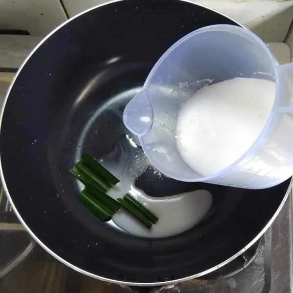 Buat saus putih, masukkan ke dalam panci, daun pandan, garam, santan dan susu cair UHT