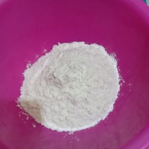 campurkan tepung terigu dan garam.