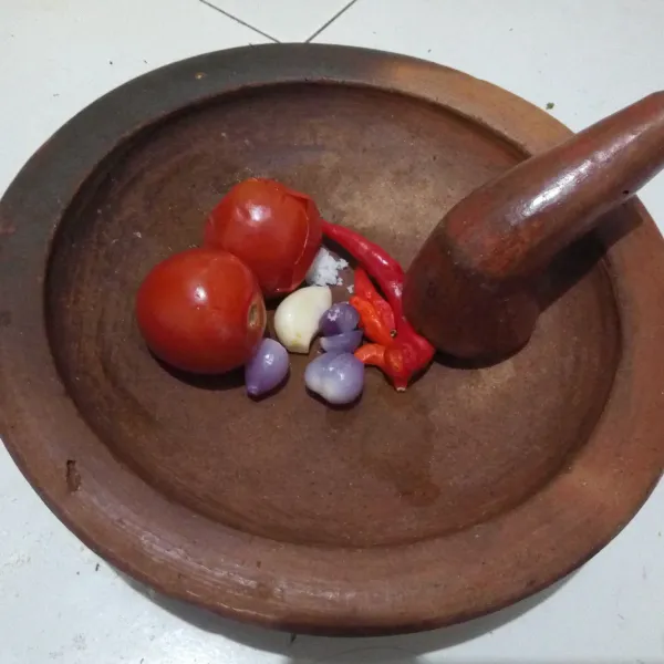 Membuat sambal tomat: Kukus semua bahan, lalu haluskan dan goreng hingga matang sembari tes rasa. Sajikan sebagai pelengkap punten merah putih.