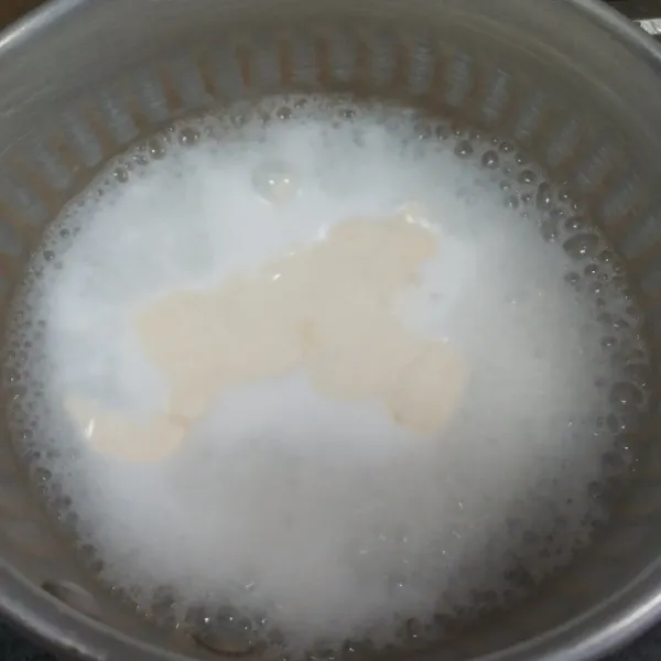 Untuk membuat vla, didihkan air, lalu tambahkan gula, garam dan fiber creme. Aduk sampai semua larut.