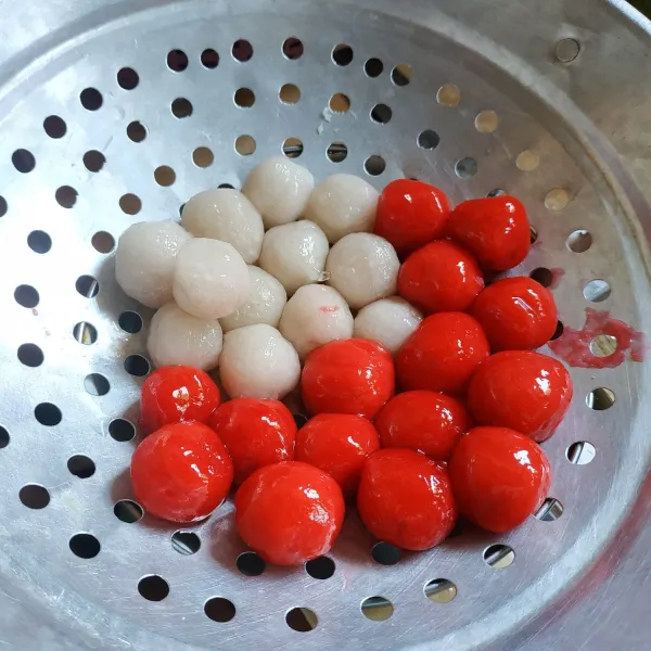 Setelah adonan mengapung angkat dan tiriskan.