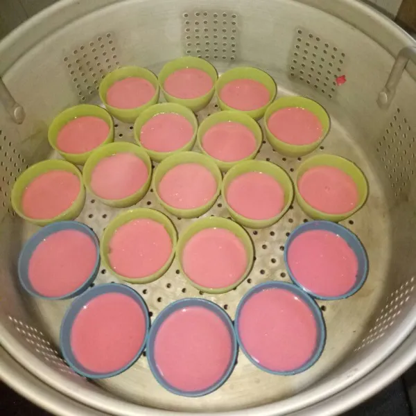 Panaskan kukusan, kukus lapisan merah selama 10 menit. Tutup panci dilapisi kain bersih