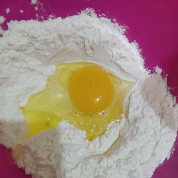 masukkan telur dan air aduk rata.