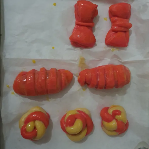 Olesi adonan dengan bahan olesan. Panaskan oven suhu 180°C.