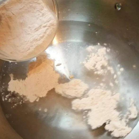 Masukkan tepung sagu ke dalam air. Masak sampai sagu mengental.