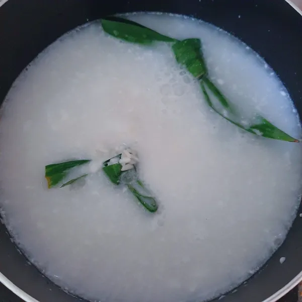 Masak ketan, 2 lembar daun pandan, 75 ml santan, sisa air, dan 1/2 sendok teh garam sampai cairan habis terserap.