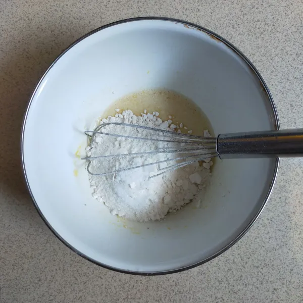 Masukkan tepung terigu, garam dan vanili aduk rata