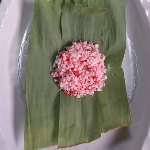 Siapkan daun pisang kluthuk, masukkan 2 sdm sagu mutiara