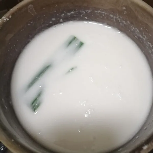 Masak bahan bubur sumsum, tambahkan tepung beras, air dan daun pandan beri sedikit garam, lalu masak bubur sumsum sampai matang dengan cara diaduk terus, supaya tidak gosong dan tidak bergerindil tepungnya.