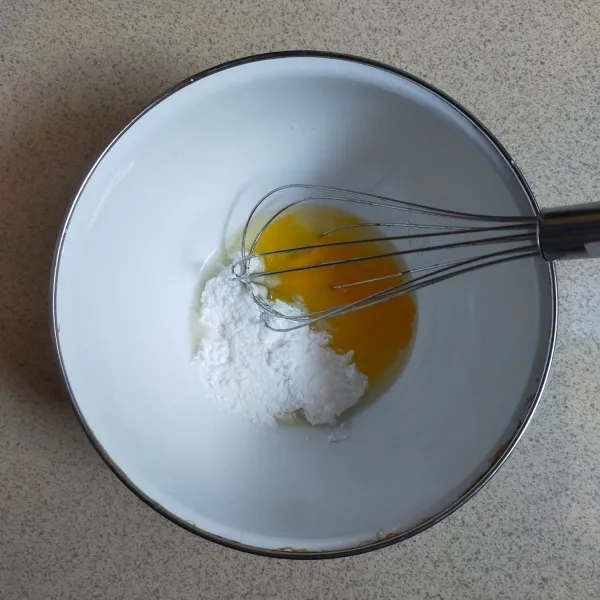 Pertama buat kulit, campurkan telur dan gula pasir, aduk rata sampai gula larut.