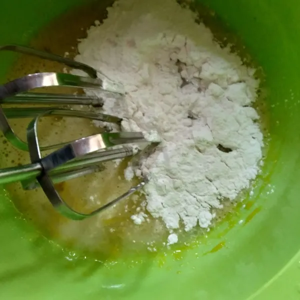 Tambahkan 1/3 bagian tepung dan 1/3 santan, mix lagi