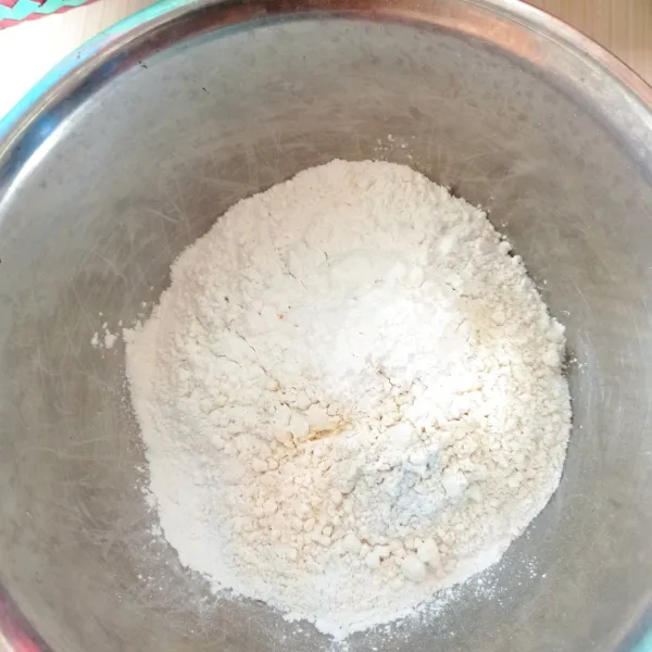 Campur terigu, tapioka, tepung beras dan vanili.