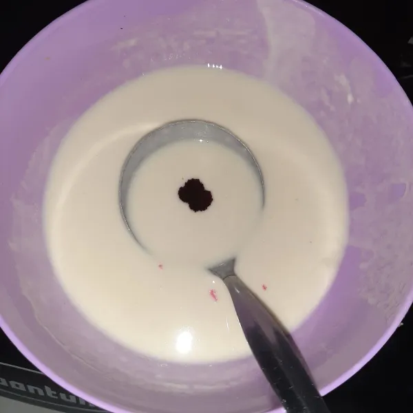 Bagi dua adonan. Untuk adonan yang merah tambahkan pewarna makanan dan aduk rata.