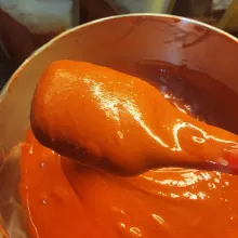 Masukkan butter cair, tambahkan pasta red velvet. Aduk hingga tercampur rata.