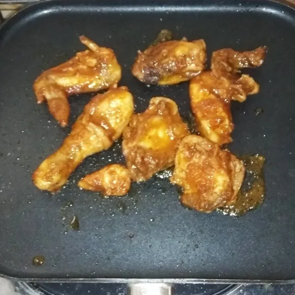 Panaskan teflon. Oles ayam dengan bumbu ayam/ bahan olesan. Panggang/ bakar ayamnya. Setelah matang, oles lagi dengan bahan olesan.