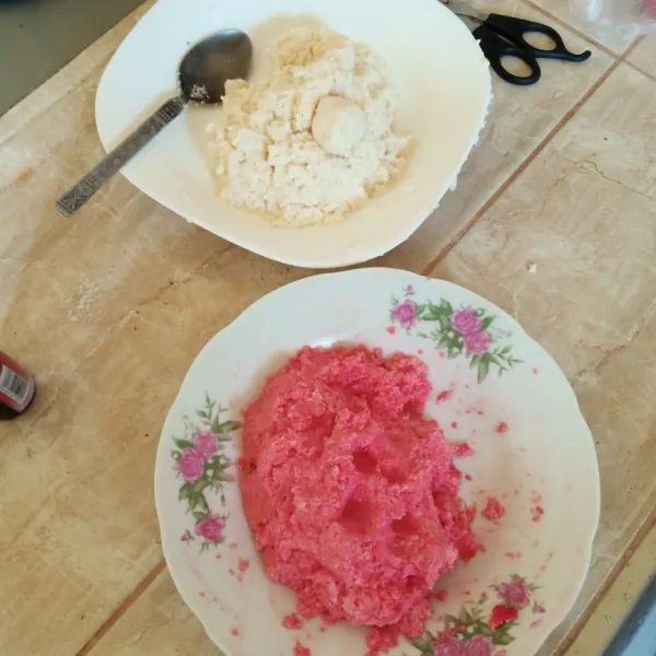 bagi dua bagian, yang satu tetesin dengan warna merah.