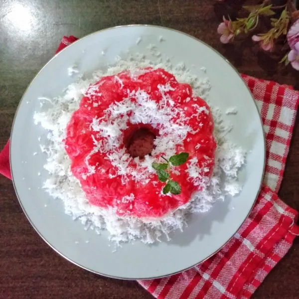 Setelah matang, keluarkan dari cetakan. Taburi dengan kelapa parut yang telah diberi garam. Dan makin nikmat ditaburi dengan gula pasir.