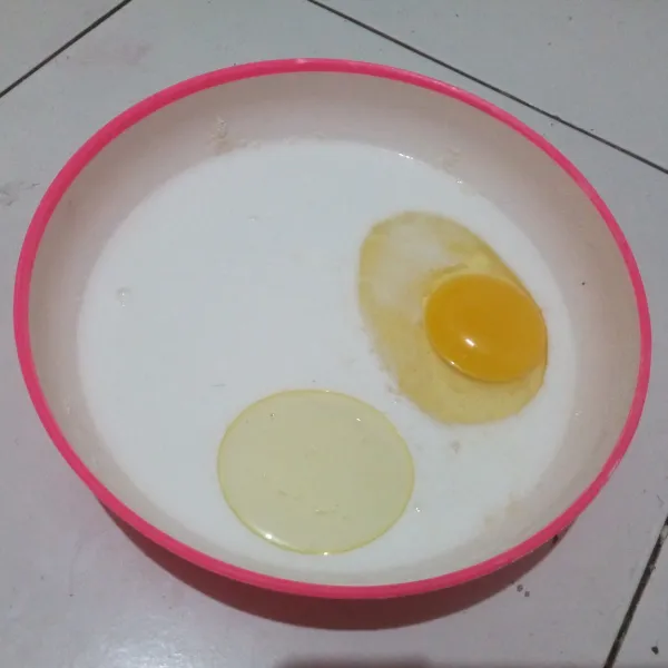 Membuat adonan kulit: Masukkan telur, minyak goreng, dan santan ke dalam wadah, lalu kocok menggunakan sendok/ whisker.