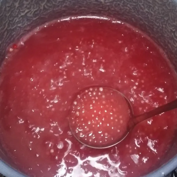 Rebus sagu mutiara dgn air sampai mendidih lalu tambahkan gula pasir. Masak selama 30 menit sampai sagu mutiaranya matang.
