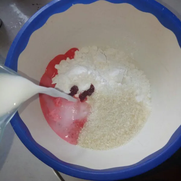 Lapisan merah : Siapkan wadah, masukkan tepung tapioka, tepung beras, garam, gula, pewarna dan santan. Aduk sampai tercampur rata