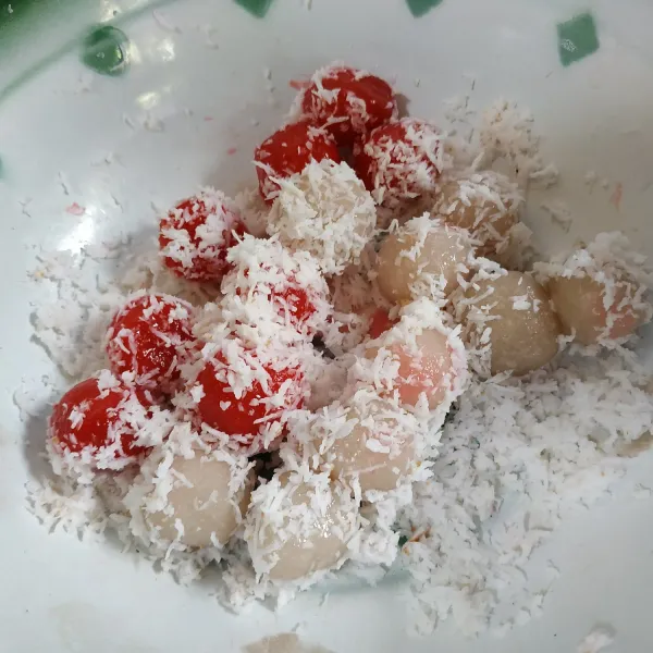 Gulingkan ke dalam kelapa parut dan taburi dengan gula pasir.