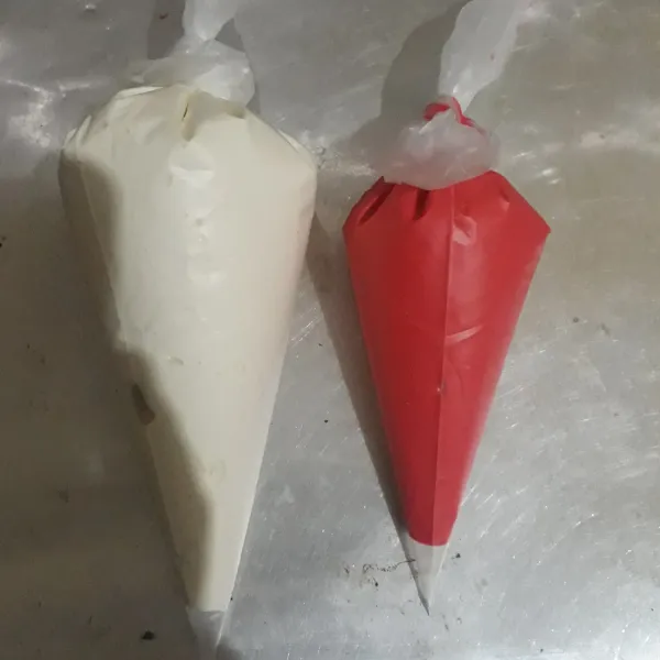 Masukkan adonan ke plastik segita masing - masing putih dan merah.