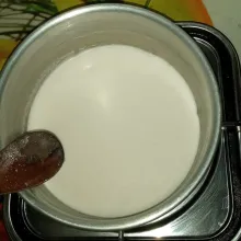 BUAT KULIT PUTRI MANDI : Rebus santan sampai mendidih kemudian biarkan sampai hangat kuku.
