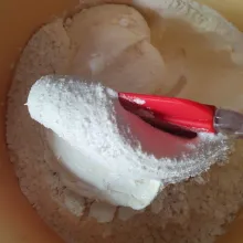 Masukkan terigu yang sudah diayak dan susu bubuk. Aduk menggunakan spatula hingga tercampur rata.