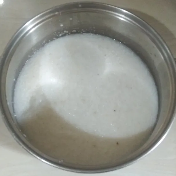 Blender nasi dan bawang putih dengan menambahkan sedikit air. Hasil blenderan nasinya masukkan ke dalam panci, tambahkan air jika berasa bubur terlalu kental.